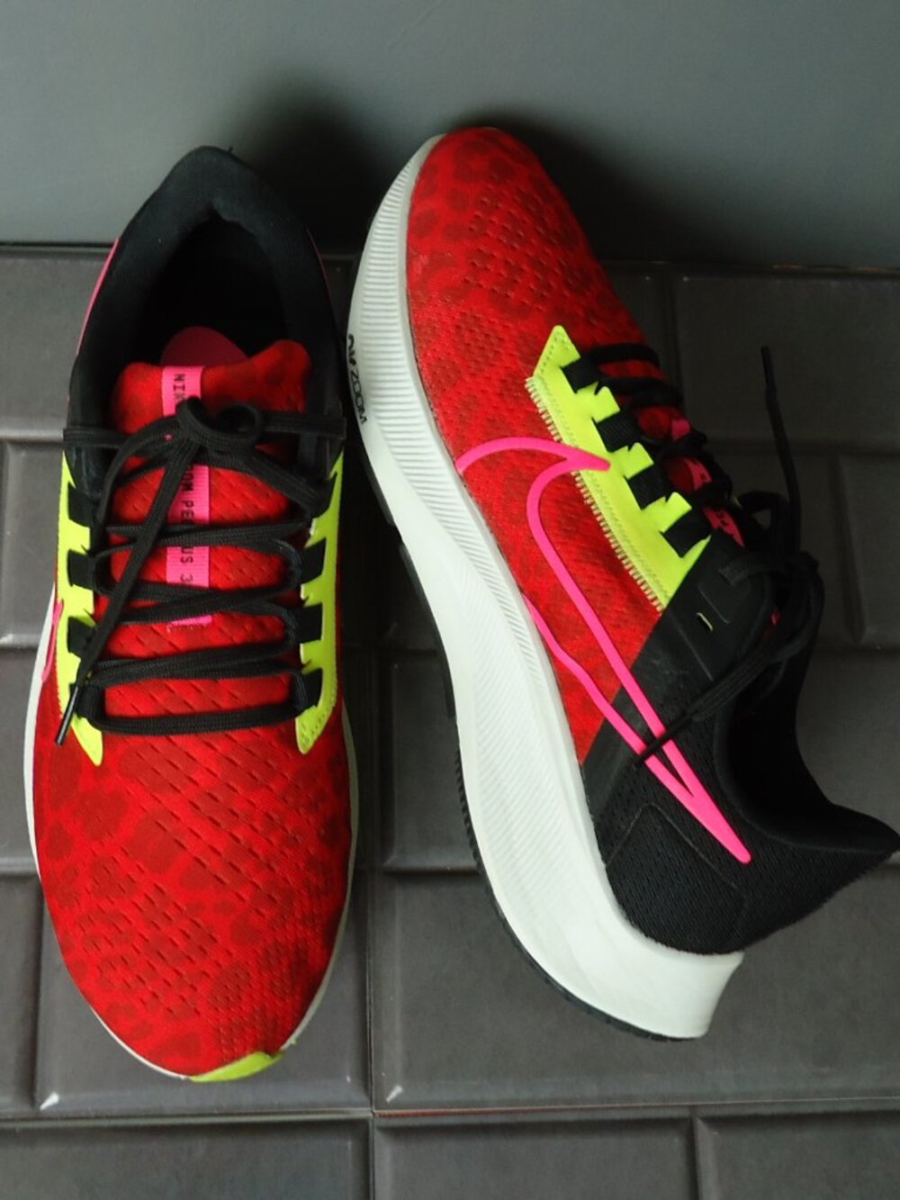SIZE 10. NIKE running sneakers shoes.